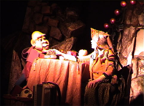 Dalfis, la marionnette du vieux sage avec la conteuse dans le spectacle: L'Etrange Noël.