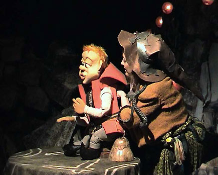 Conteuse marionnettiste en manipulation à vue avec une marionnette bunraku dans un spectacle du Théâtre en Chocolat.