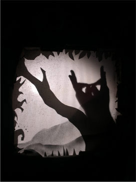 les ombres changeantes de la nuit et le hibou dans un spectacle pour enfants de NOEL-en-CHOCOLAT.