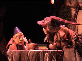Manipulation cachée d'une marionnette bunraku dans un spectacle pour enfants de la compagnie Théâtre en Chocolat.
