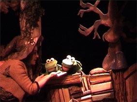 Marionnettes à gaines manipulées par un marionnettiste caché dans un décor en volume. Compagnie de spectacles pour enfants : Noël-en-Chocolat.