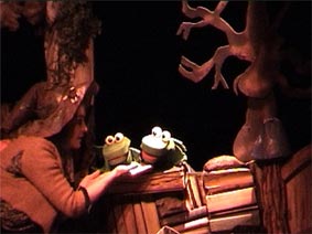 Marionnettes à gaines manipulées par un marionnettiste caché dans un décor en volume. Compagnie de spectacles pour enfants : Noël-en-Chocolat.