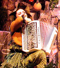 Personnage de la sorcière accordéoniste dans un spectacle pour enfants de la compagie Noël-en-Chocolat