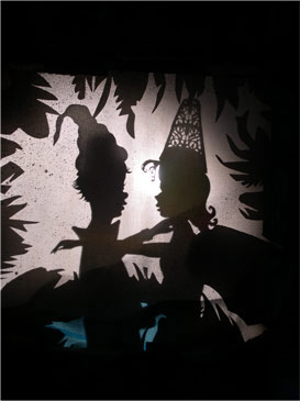 Silhouettes de théâtre d'ombres dans un spectacle pour enfants.