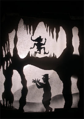 Spectacle enfants de théâtre d'ombres: Jean-Petit et son papa dans un décor cavernicole.