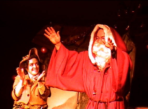 PERE NOEL dans un spectacle pour enfants et arbres de noël pour CE.