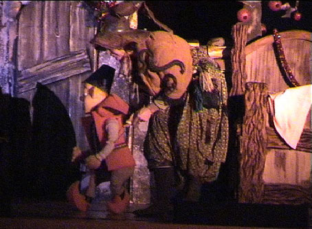 Dans ce spectacle pour enfants, la marionnettiste manipule une marionnette de taille humaine.