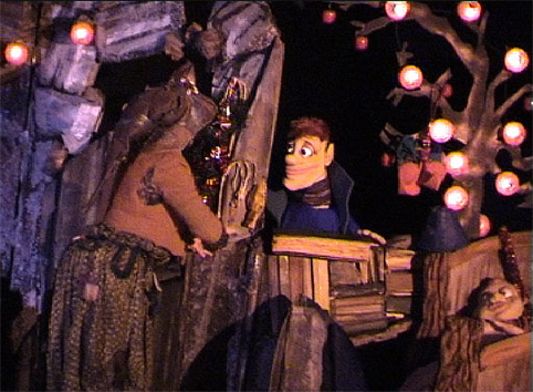 Marionnette et sorcière dans le spectacle jeune public de noel-en-chocolat : L'Etrange Noël de Monstruella.