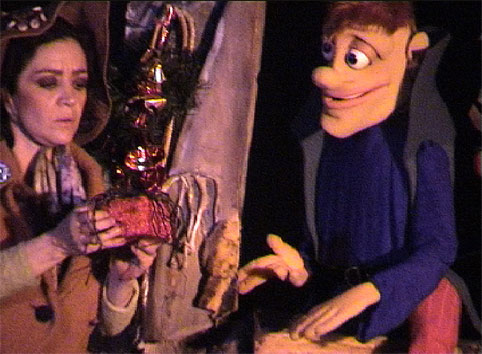 Silex, la marionnette, vient de découvrir un cadeau de noël bien étrange dans le spectacle pour enfants : L'Etrange Noël. 