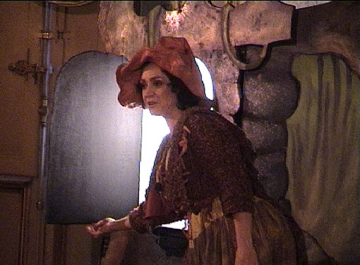 Madame Chocolat, conteuse et magicienne, ouvre la porte de son castelet de théâtre d'ombres.
